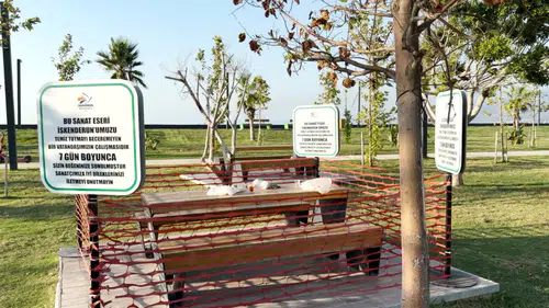 İskenderun Belediyesi'nden Çevre Temizliği İçin İlginç "Sanat Eseri" Protestosu