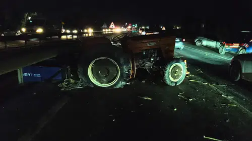 Manavgat Doğançam Kavşağı'nda Otomobil Traktöre Çarptı: 2 Ağır Yaralı