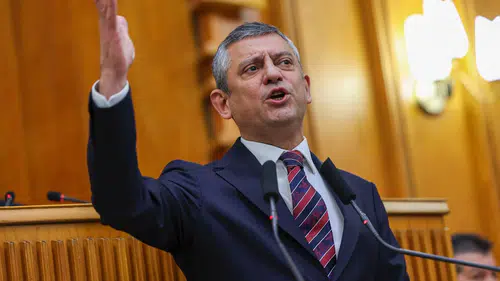 100 Liralık Banknot 1 Litre Mazota Kaldı: Özgür Özel'den Akaryakıt İsyanı!