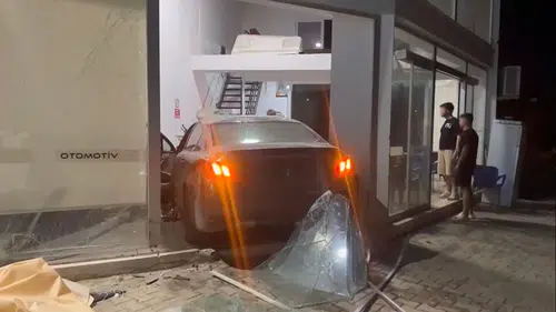 Mersin'de Kontrolden Çıkan Otomobil Galerinin İçine Girdi!