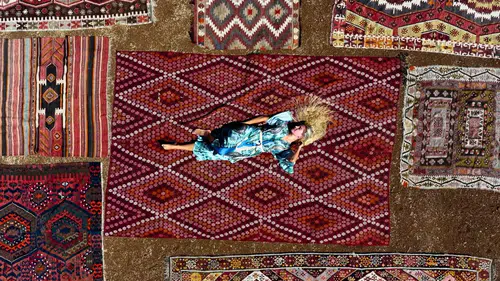Döşemealtı'nın Asırlık Halı Tarlalarına Çek Güzeli Hayran Kaldı