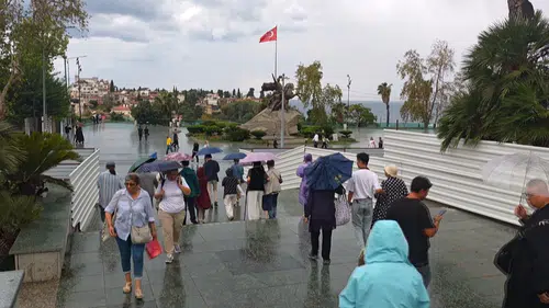 Yağmura Rağmen Antalya Turu Yaptılar
