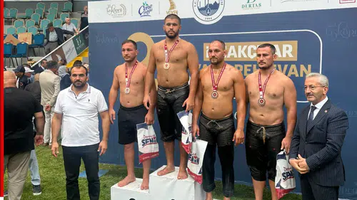 Kemerli Güreşçi Alper Önal Kocaeli'de Kürsünün Zirvesinde