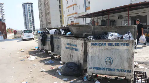 Adana'da Toplanmayan Çöplere Vatandaşlar İsyan Etti: Kendileri Topladı