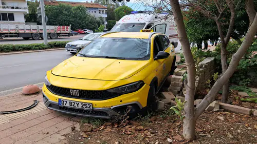Serik'te Trafik Kazası: Taksi Dubalara Çarparak Durabildi