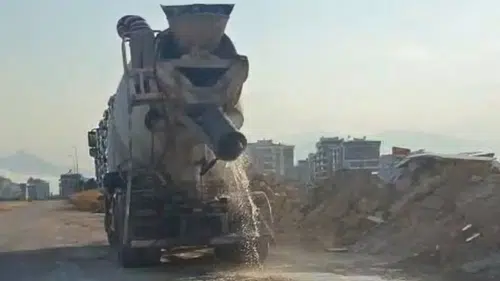 Kepez'de Vatandaş Kayda Aldı! Beton Mikseri Atığını Sokağa Dökene 200 bin TL Ceza