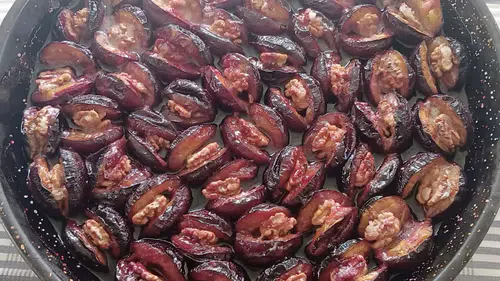 Dalında 3 Liraya Kadar Düştü! Ton Eriği Kışlık Tatlıya Dönüştürüyorlar