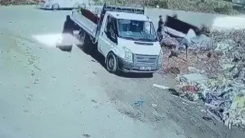 Adana'da Okul Önüne Dökülen Atıklara Mahalleliden Büyük Tepki
