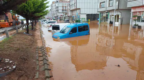 Doğu Karadeniz'de Şiddetli Yağış Rize'yi Vurdu: Karadeniz Sahil Yolu Göle Döndü