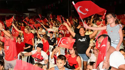 Antalya İlçeleri Tek Yürek Oldu: Filenin Sultanları'nın Zaferi Dev Ekranlarda Kutlandı