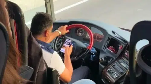 Antalya Seferinde Otobüs Sürücüsü Direksiyon Başında Telefona Daldı
