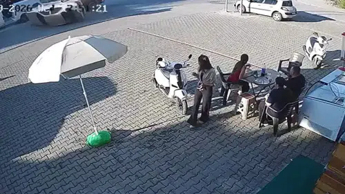 Gazipaşa'da Zincirleme Kaza Kamerada: Otomobil Ters Döndü