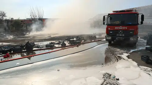 Adana Sebze Halinde Çocukların Çıkardığı Yangında Binlerce Kasa Küle Döndü!