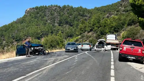 Gazipaşa D-400'de Otomobiller Kafa Kafaya Çarpıştı: 4 Yaralı