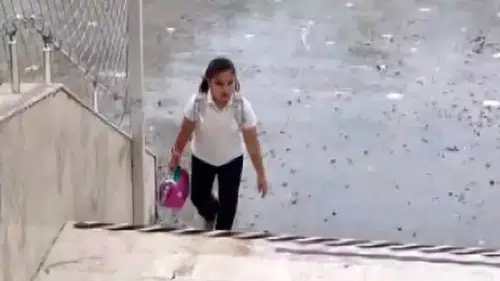 Yağmur Altında İstiklal Marşı Okuyan Küçük Kız Yürekleri Isıttı