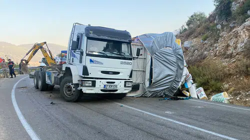 Finike'de Kontrolden Çıkan TIR'ın Dorsesi Devrildi: Yol Kapandı