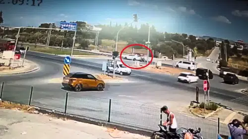 Manavgat'ta Kural İhlali Faciaya Davetiye Çıkardı: Motosikletteki 2 Kişi Hastanelik Oldu
