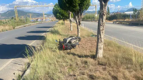 Gazipaşa'da Motosiklet Refüje Devrildi: Sürücünün Durumu Ciddi