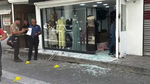 Adana’da Kıyafet ve Takı Satan İş Yerine Silahlı Saldırı: 9 Kurşun İsabet Etti