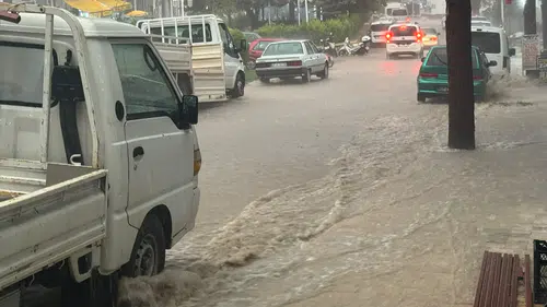 Antalya'da Şiddetli Sağanak! Elmalı'da Pazar Yerini Su Bastı