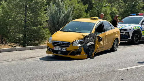 Burdur'da Ticari Taksi Römorka Çarptı: 1 Yaralı