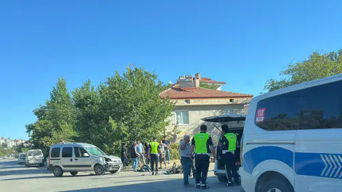 Isparta'da Kavşakta Otomobile Çarpan Motosiklet Sürücüsü Yaralandı