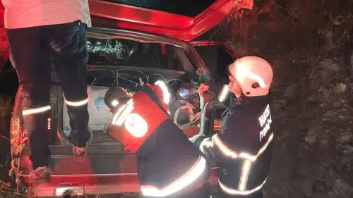 Erzin'de Trafik Kazası: Otomobil Ormanlık Alana Devrildi, 4 Yaralı!