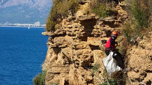 Arama Kurtarma Ekiplerinden 35 Metrelik Falezlerde Atık Operasyonu