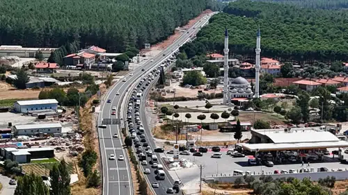 Muğla-Antalya Yolunda 7 Araç Birbirine Girdi: Kilometrelerce Kuyruk Oluştu