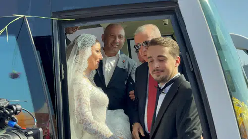 Samsun'da Gelinlik ve Damatlıkla Erdoğan'ın Otobüsüne Bindiler!