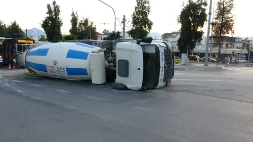 Antalya'da Kavşakta Devrilen Beton Mikserinin Sürücüsü Yaralandı
