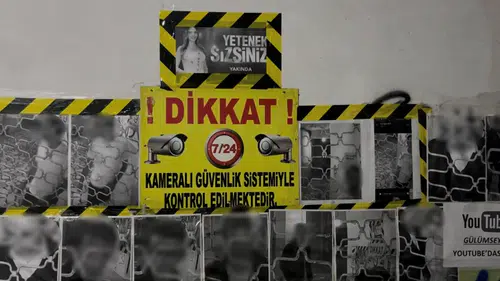 Pasajın Kepengine Tuvaletini Yapanları Güvenlik Kamerasından Bulup Duvara Astı