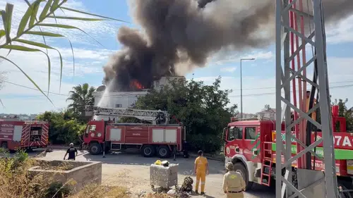 Manavgat’ta 4 Katlı Binanın Çatısında Yangın Çıktı!