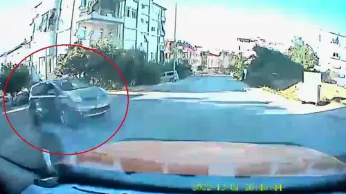 Manavgat'ta Dur Tabelasını Hiçe Sayan Otomobil Taksiye Çarptı