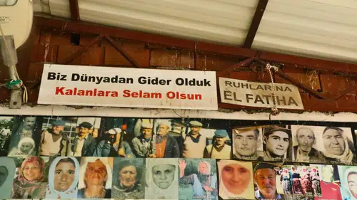 Aksu Yeşilkaraman Köy Meydanındaki Fotoğrafların Sırrı Ne?