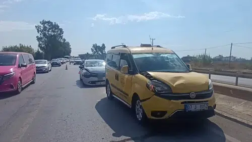 Manavgat’ta Üç Araçlı Zincirleme Kaza: Trafik Kilitlendi