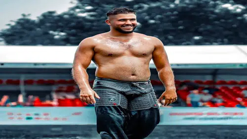 Elmalı'da Başarılı Mücadele: Kemerli Güreşçi Alper Önal Boy Atladı