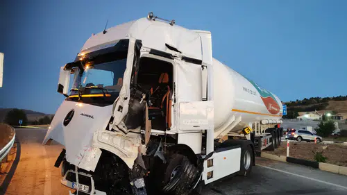 Yalvaç'ta Kavşakta Can Pazarı: Kamyon ile Tanker Çarpıştı, 3 Yaralı