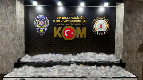Antalya'da Kaçakçılık Operasyonları: Binlerce Kaçak Ürün Ele Geçirildi