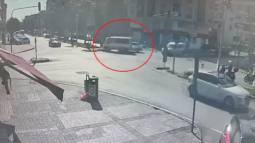 Manavgat'ta Sağ Şeritteki Otomobille Çarpışıp Refüje Çıktı