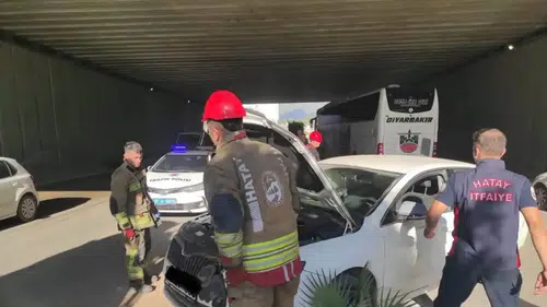 Hatay'da Kontrolden Çıkan Otomobil Devrildi: 2 Yaralı
