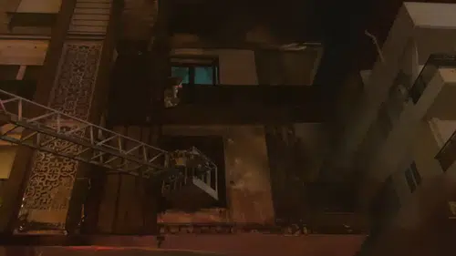 Kepez'de Oto Galeri Yangını 3 Katlı Binayı Sardı!