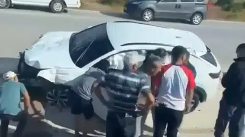 Burdur'da Refüjdeki Levhalara Çarpan Otomobilin Sürücüsü Yaralandı