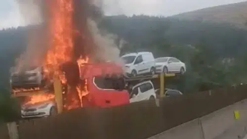 Mersin’de Otoyolda Korkutan Yangın! Otomobil Taşıyan TIR Alev Alev Yandı
