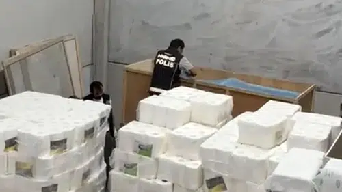 Mersin'de Plastik Deposunda Sentetik Ecza İmalatı: 2 Gözaltı