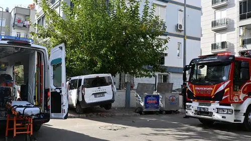 Muratpaşa'da Araç Apartman Bahçesi Duvarına Girdi!