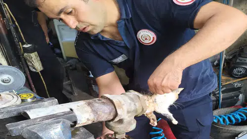 Hatay'da Vana Borusuna Sıkışan Yavru Kedi Kurtarıldı