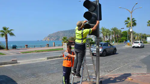 Antalya Büyükşehir Belediyesi'nden Okul Çevrelerinde Kapsamlı Trafik Çalışması