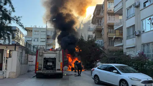 Antalya’da park halindeki lüks araç alev alev yandı! Hurdaya döndü