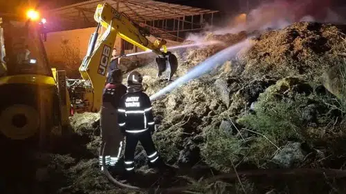 Kırıkhan'daki Samanlık Yangını Ekiplerce Söndürüldü